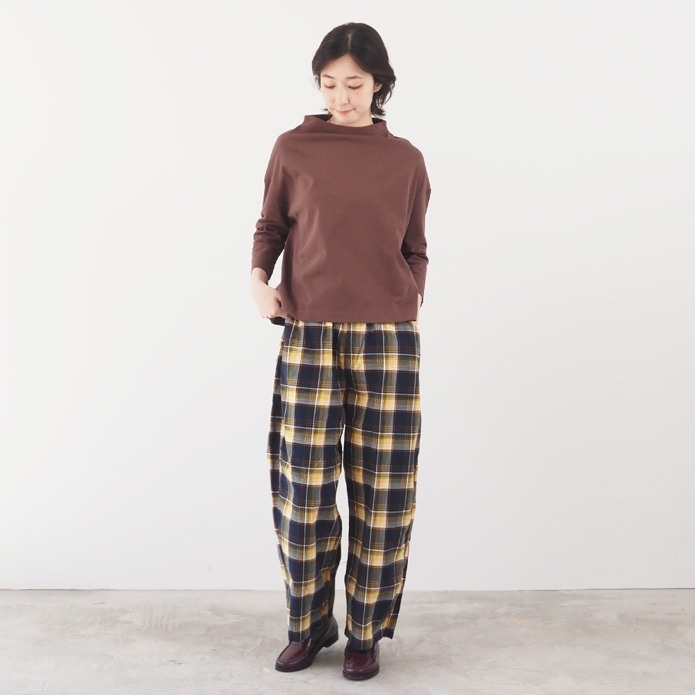 シャツコールチェック ノッポパンツ パンツを着た女性の全身