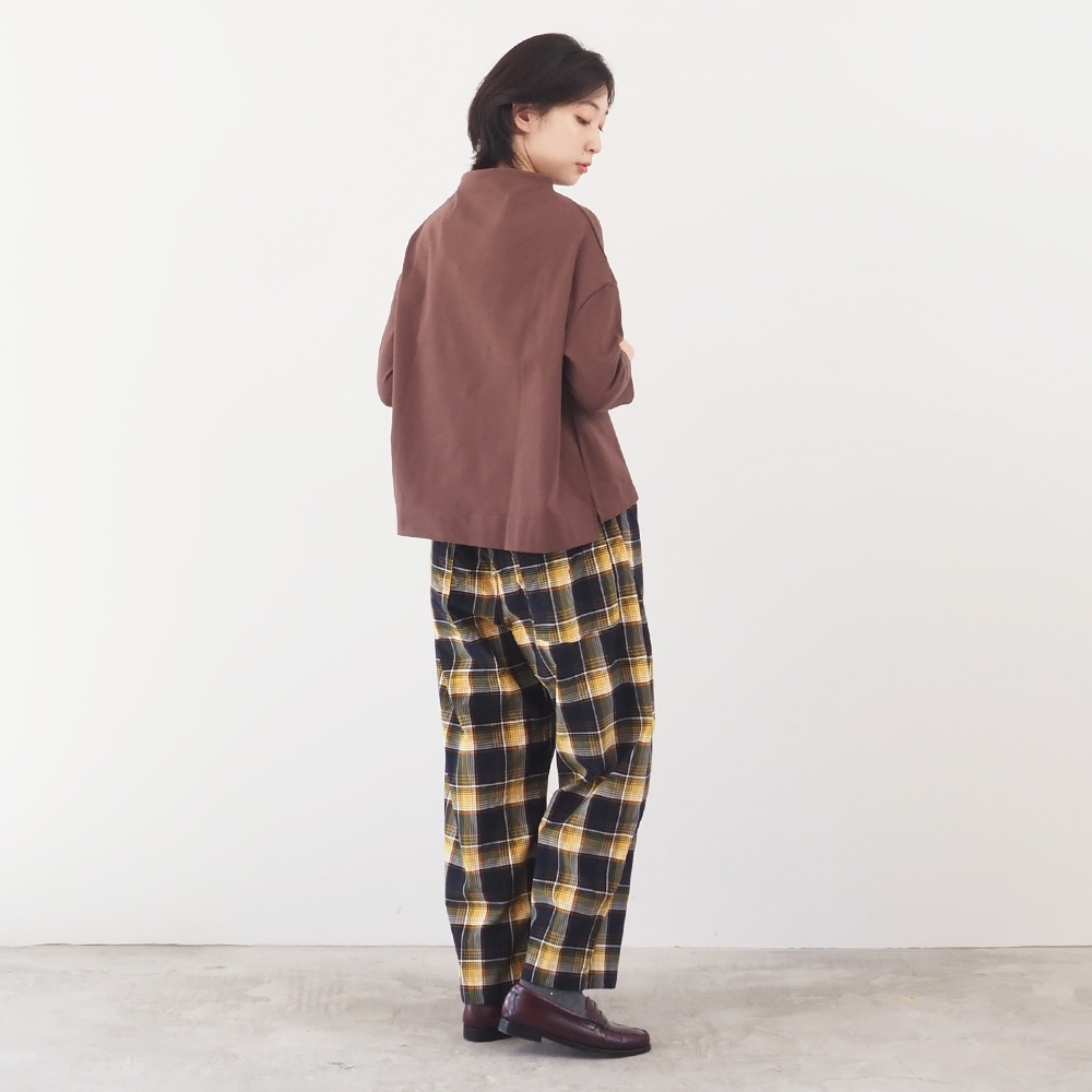 シャツコールチェック ノッポパンツ パンツを着た女性の全身