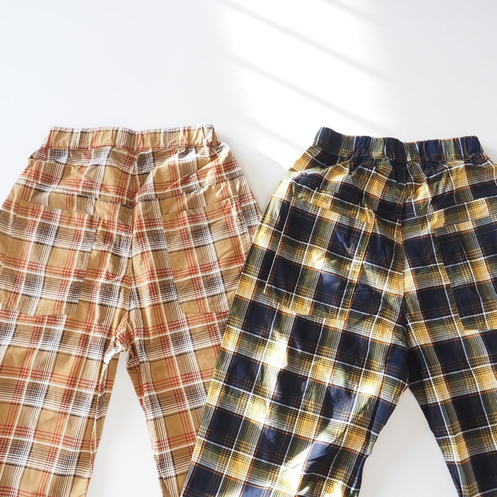 シャツコールチェック ノッポパンツ パンツを着た女性の正面