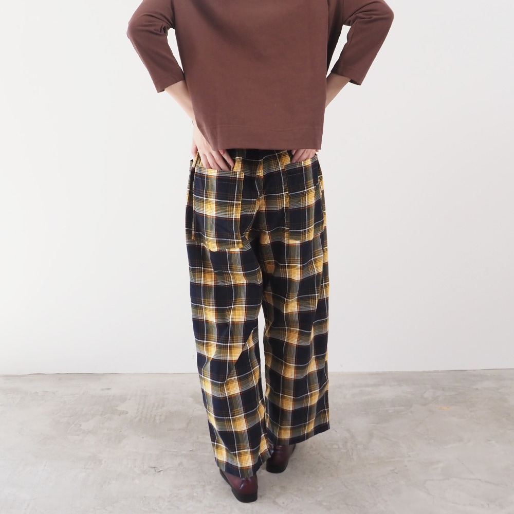 シャツコールチェック ノッポパンツ パンツを着た女性の正面