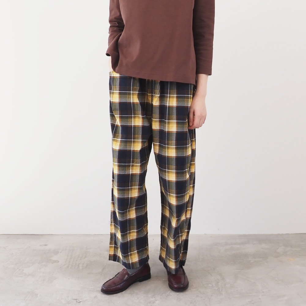 シャツコールチェック ノッポパンツ パンツを着た女性の正面