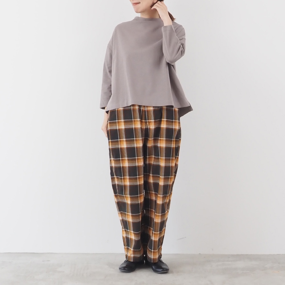 シャツコールチェック ノッポパンツ パンツを着た女性の全身