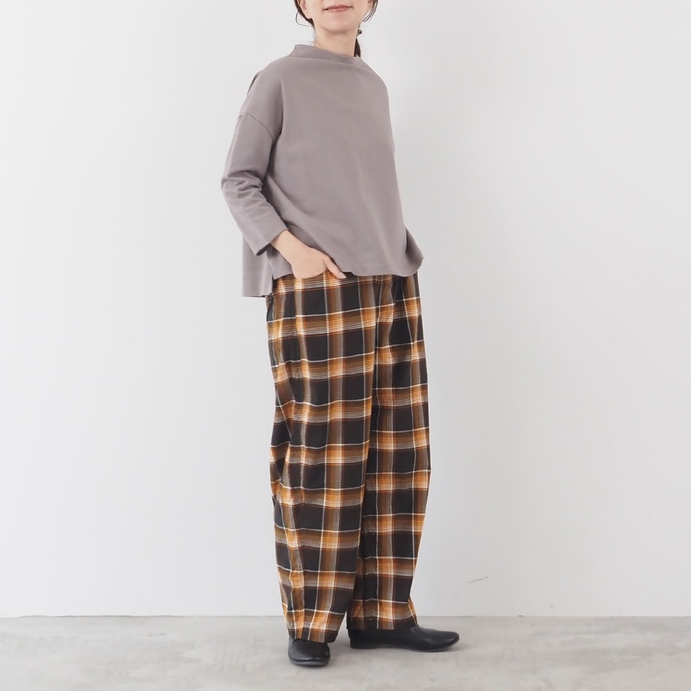 シャツコールチェック ノッポパンツ パンツを着た女性の全身