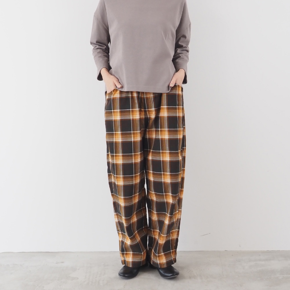 シャツコールチェック ノッポパンツ パンツを着た女性の全身