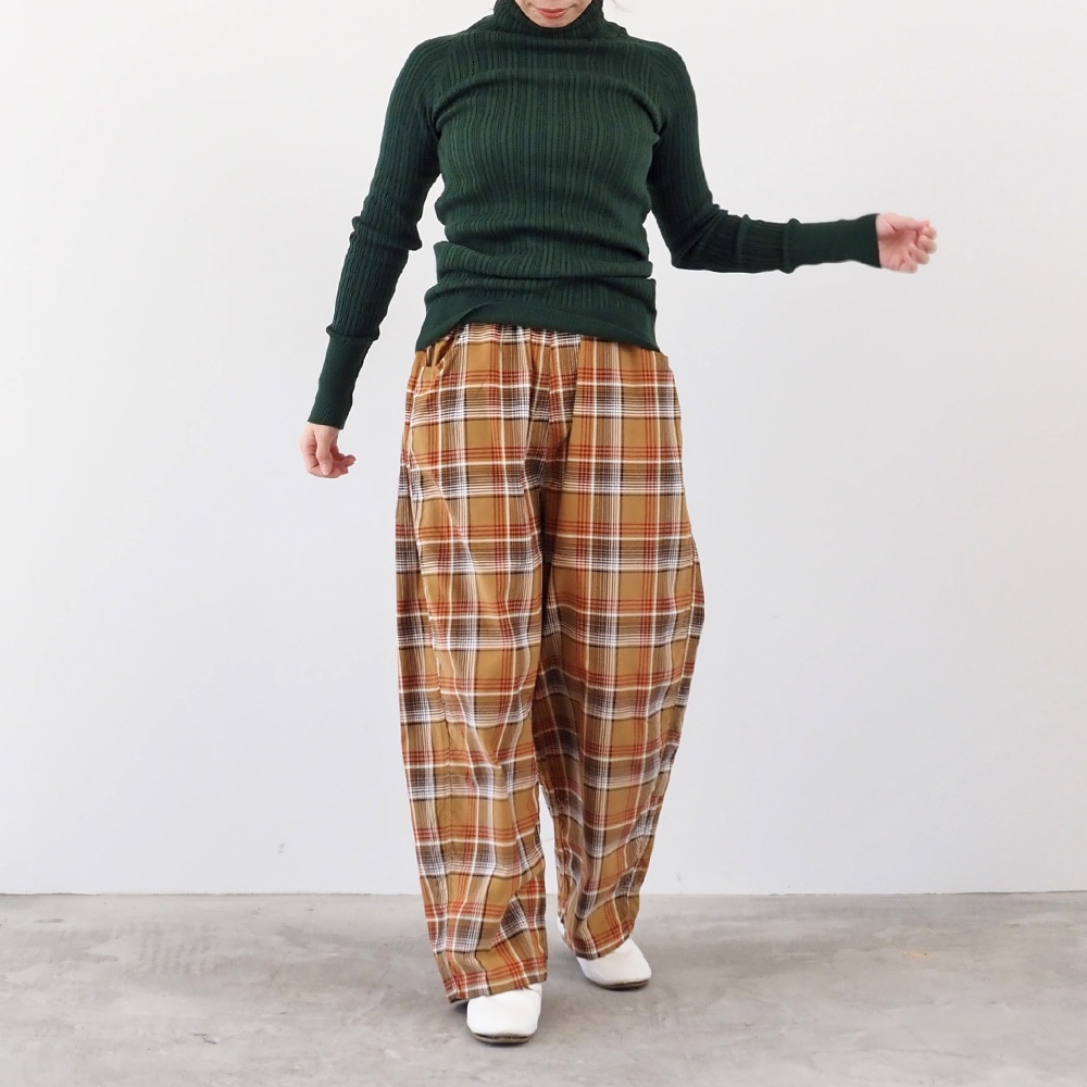 シャツコールチェック ノッポパンツ パンツを着た女性の全身