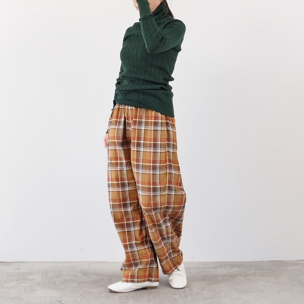 シャツコールチェック ノッポパンツ パンツを着た女性の全身