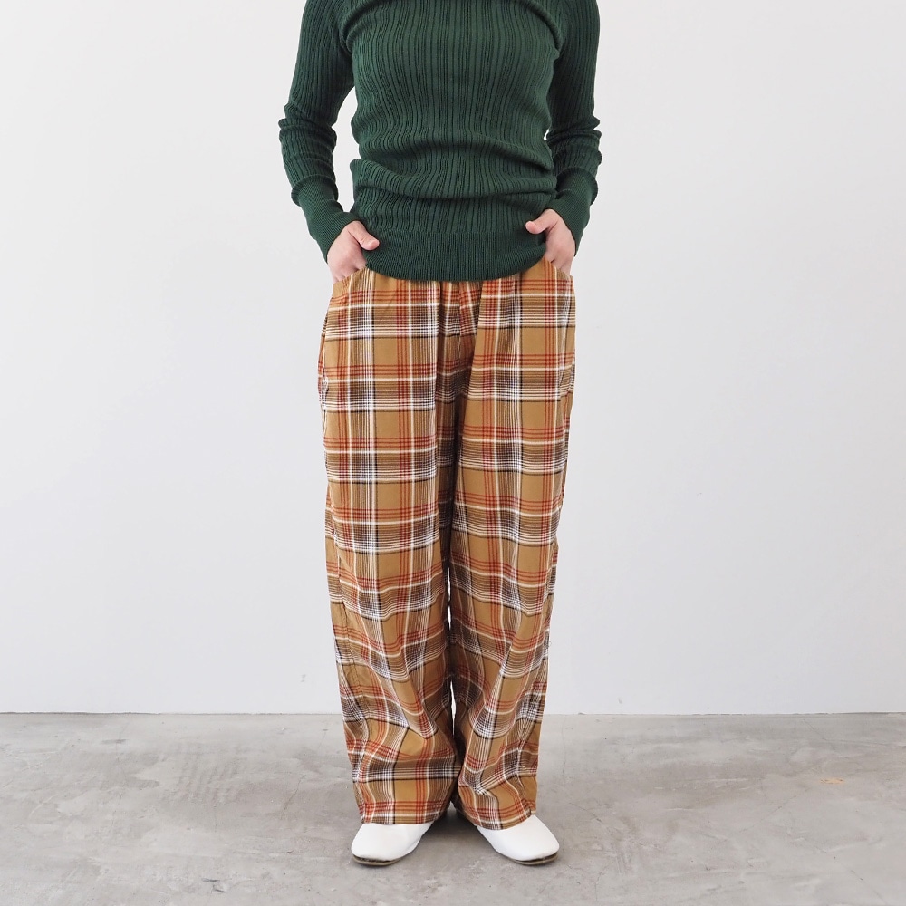 シャツコールチェック ノッポパンツ パンツを着た女性の全身