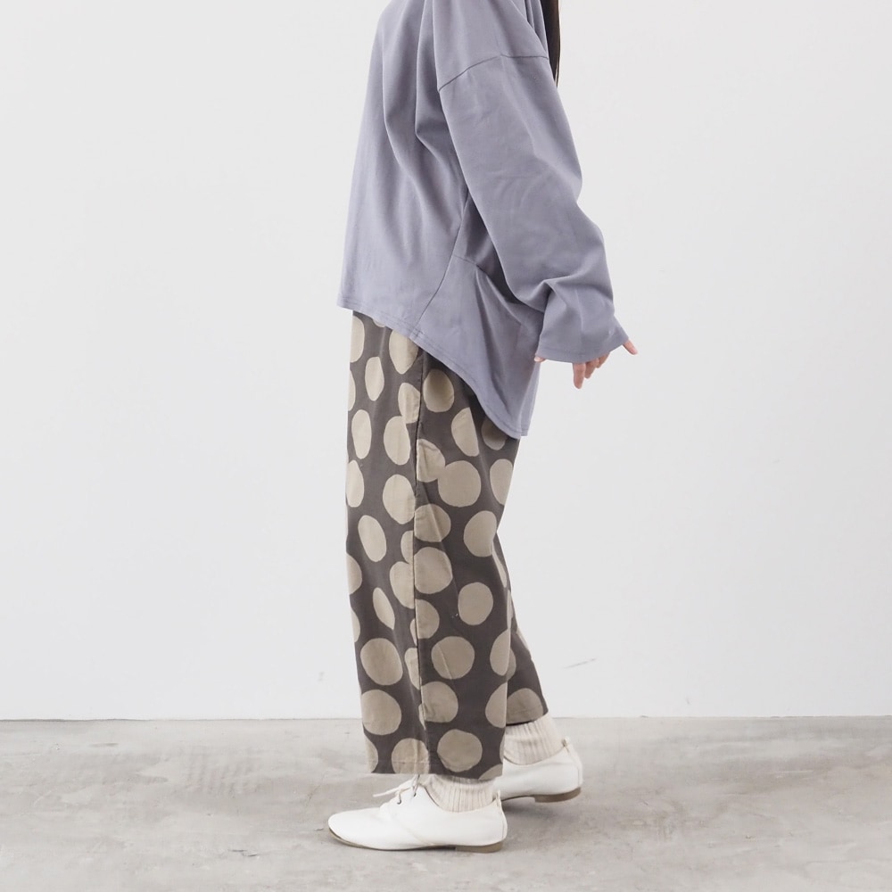 21Wコール天ランダムドット エッグパンツ パンツを着た女性の全身