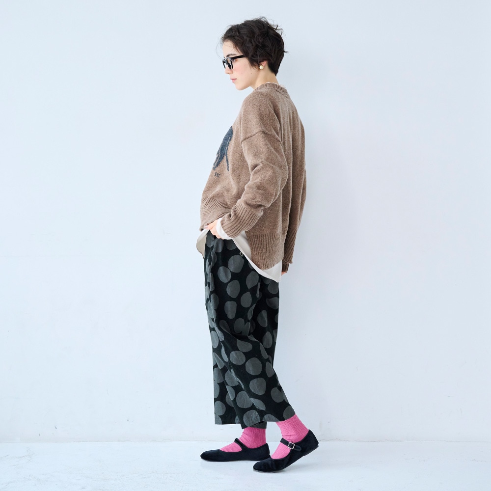 21Wコール天ランダムドット エッグパンツ パンツを着た女性の全身