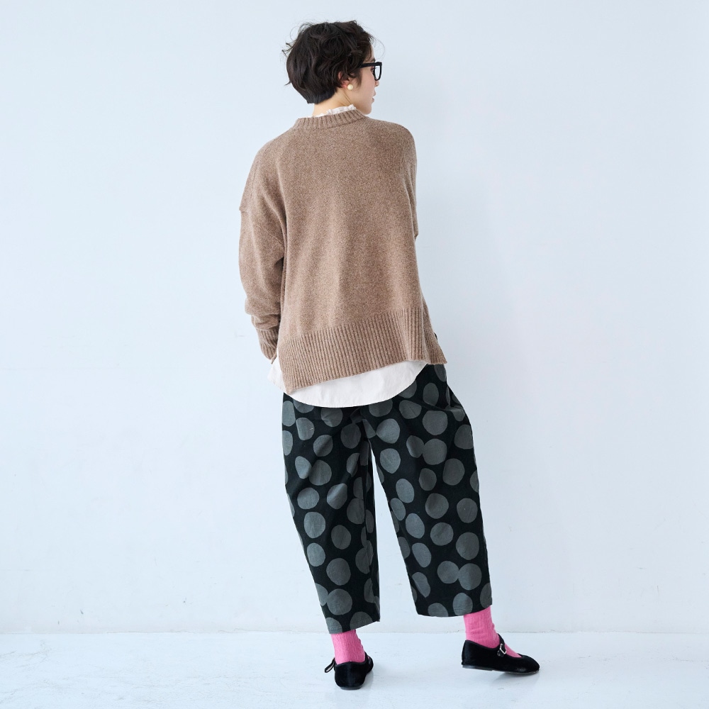 21Wコール天ランダムドット エッグパンツ パンツを着た女性の全身