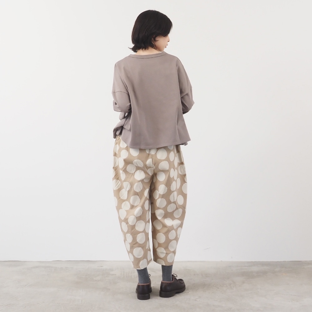 21Wコール天ランダムドット エッグパンツ パンツを着た女性の全身