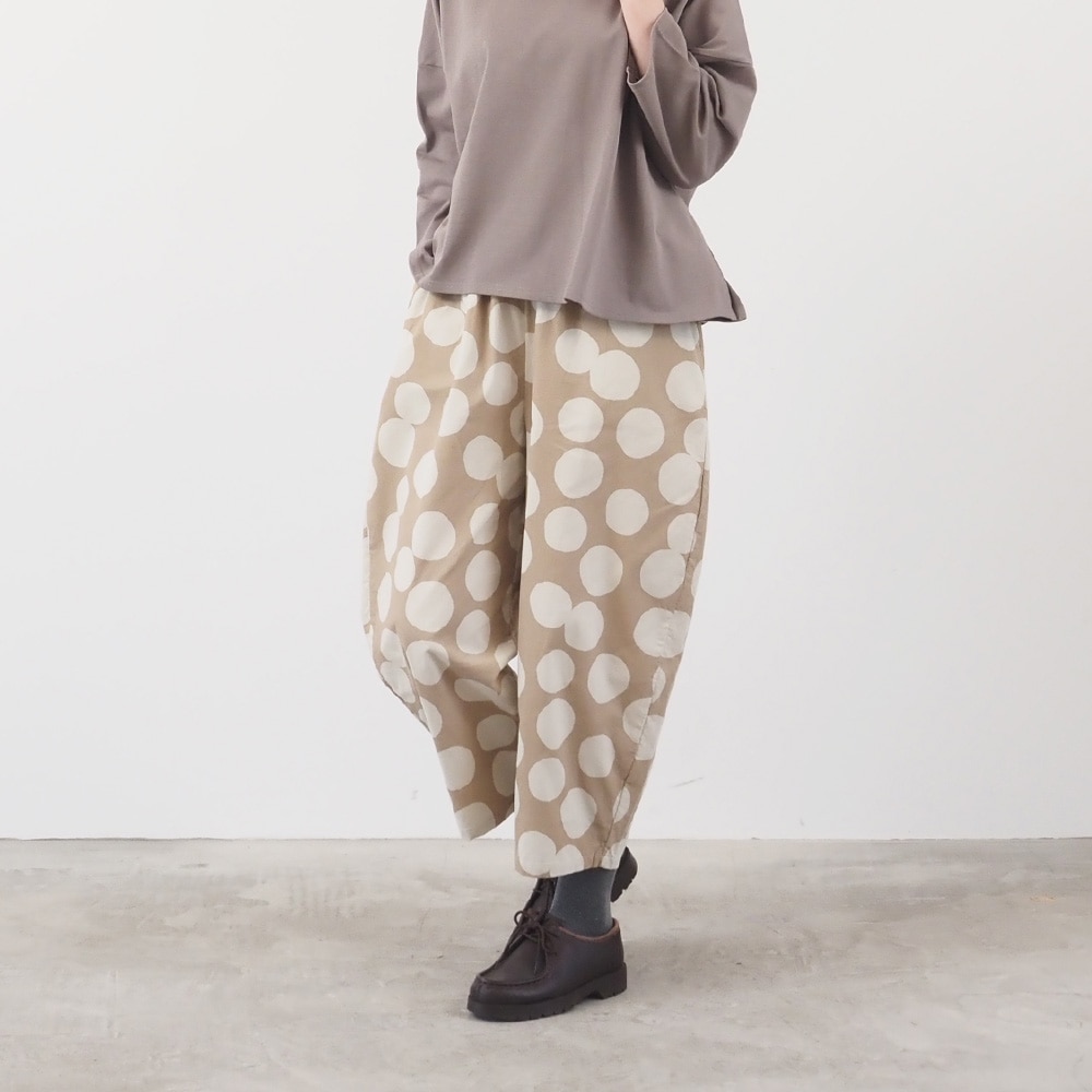 21Wコール天ランダムドット エッグパンツ パンツを着た女性の全身