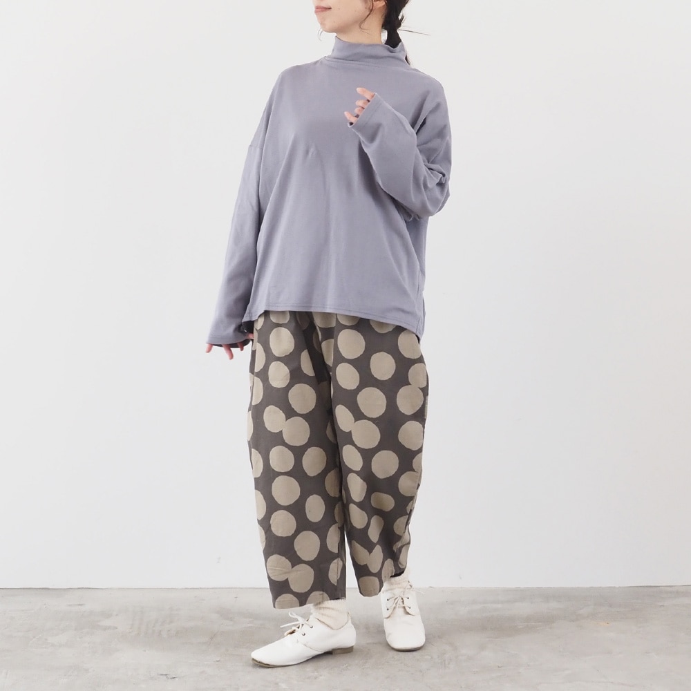 21Wコール天ランダムドット エッグパンツ パンツを着た女性の全身