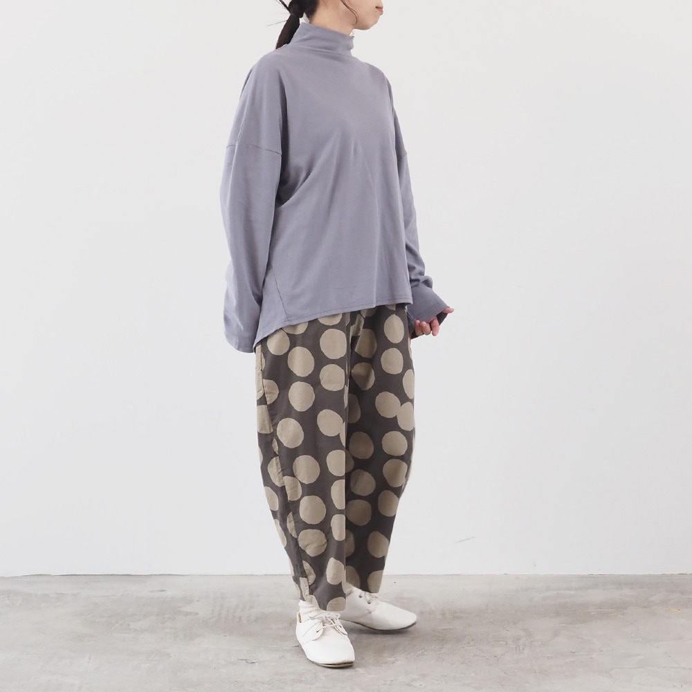 21Wコール天ランダムドット エッグパンツ パンツを着た女性の全身