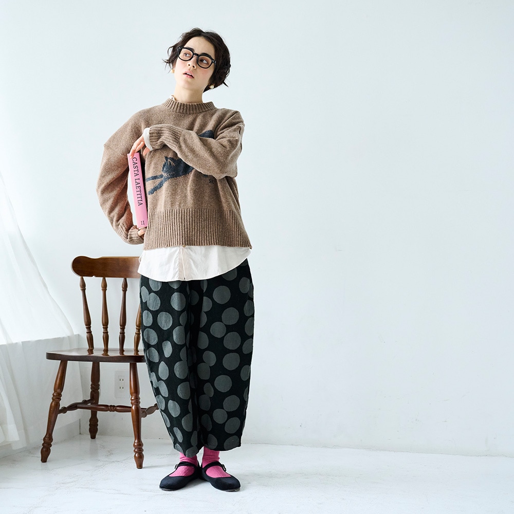 21Wコール天ランダムドット エッグパンツ パンツを着た女性の正面