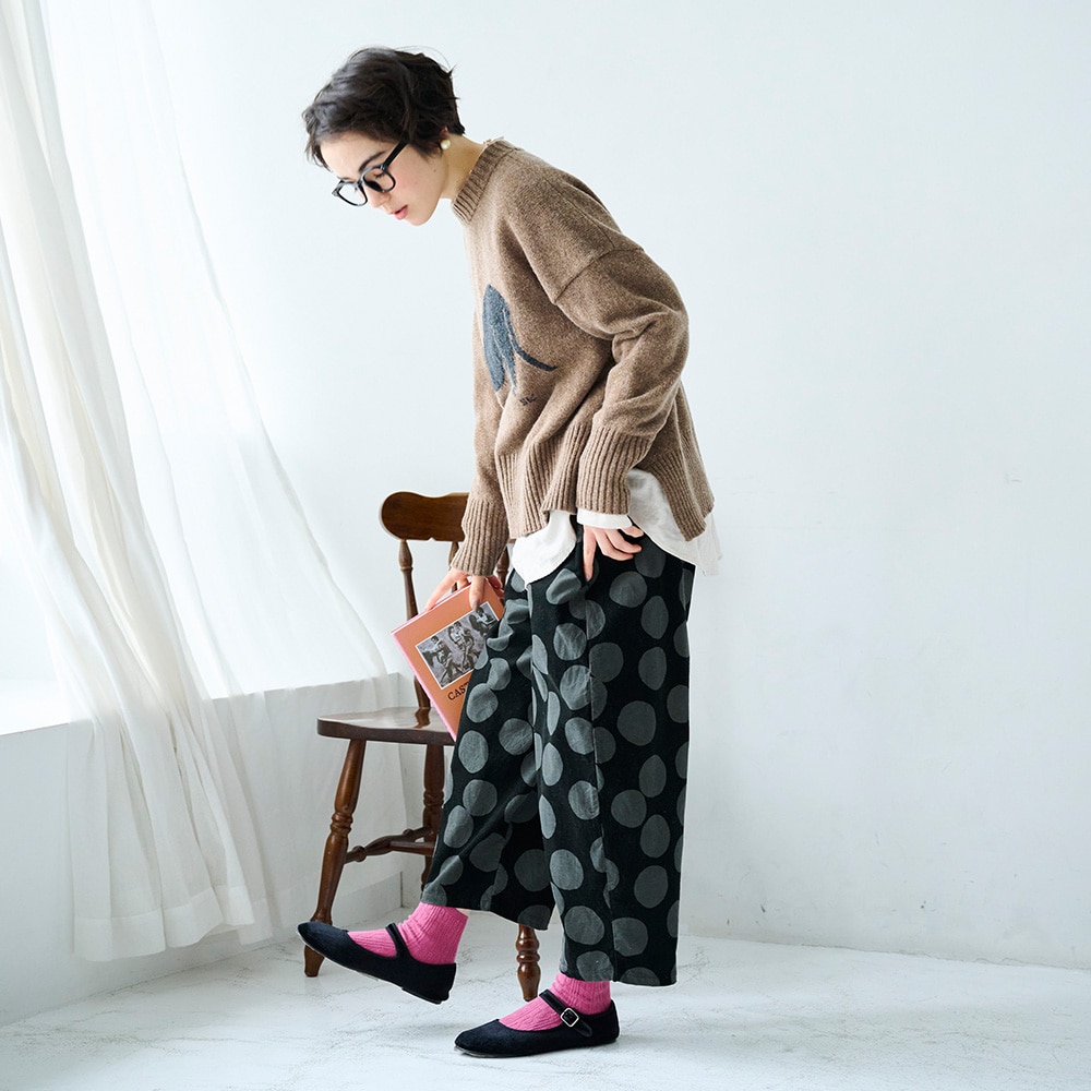 21Wコール天ランダムドット エッグパンツ パンツを着た女性の正面