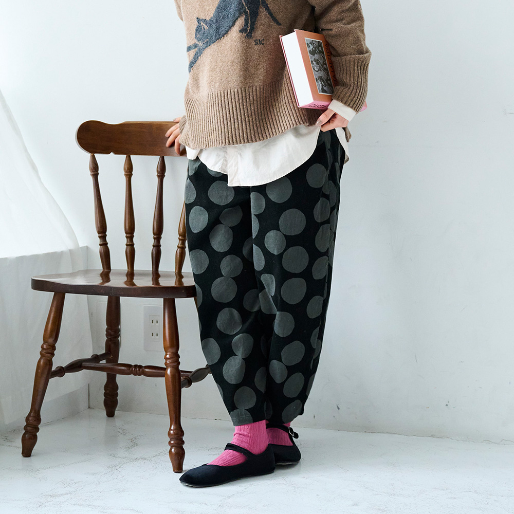 21Wコール天ランダムドット エッグパンツ パンツを着た女性の正面