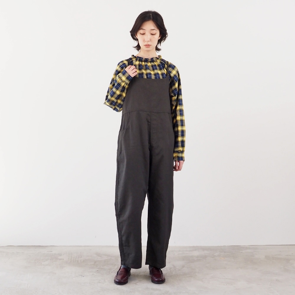 カツラギニューセリサイト ノッポサロペット サロペットを着た女性の全身