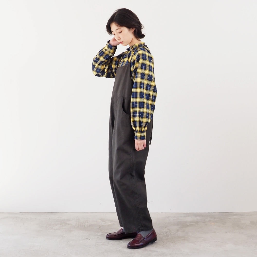 カツラギニューセリサイト ノッポサロペット サロペットを着た女性の全身