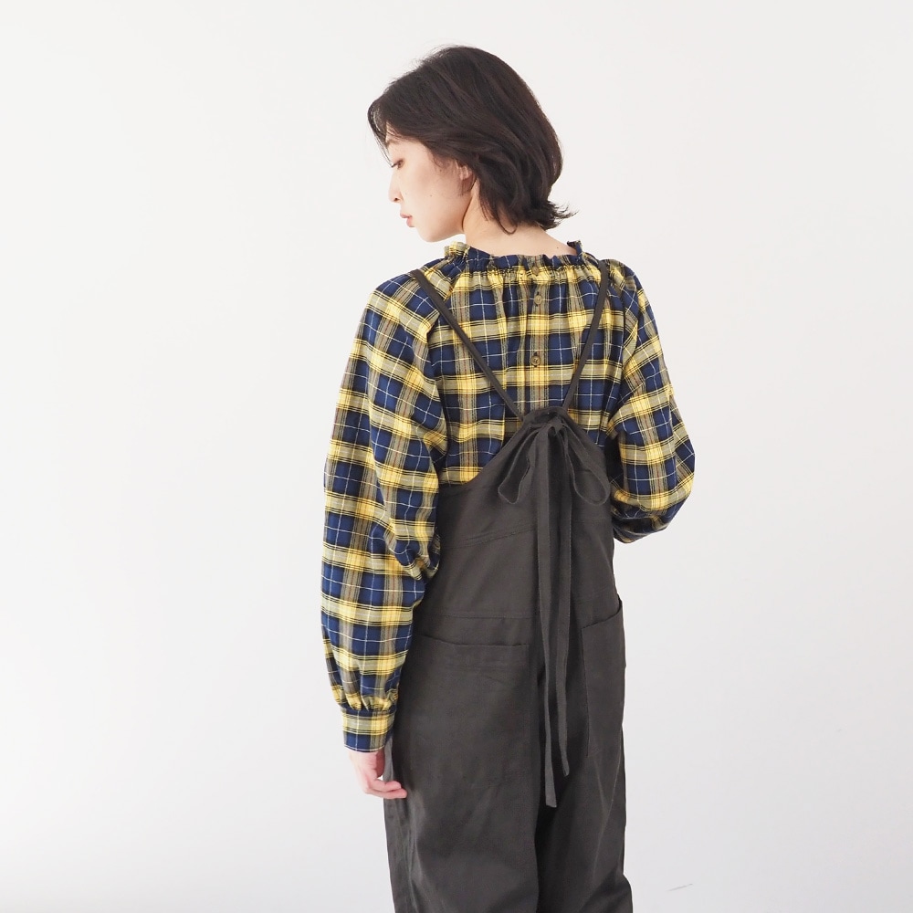 カツラギニューセリサイト ノッポサロペット サロペットを着た女性の正面