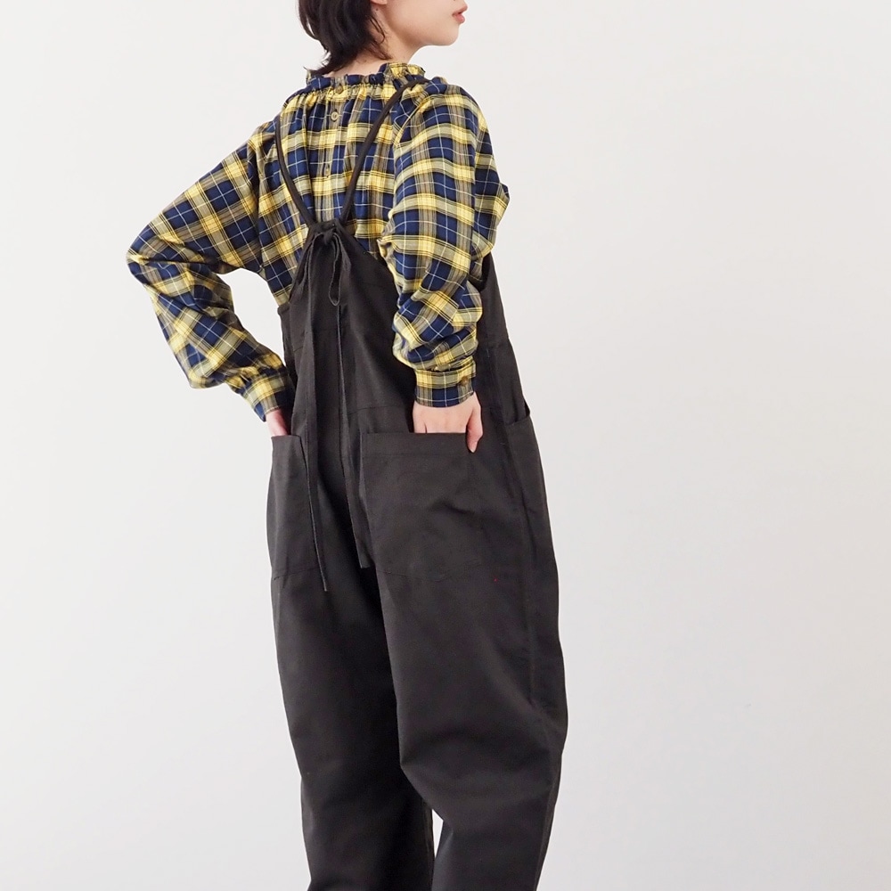 カツラギニューセリサイト ノッポサロペット サロペットを着た女性の正面