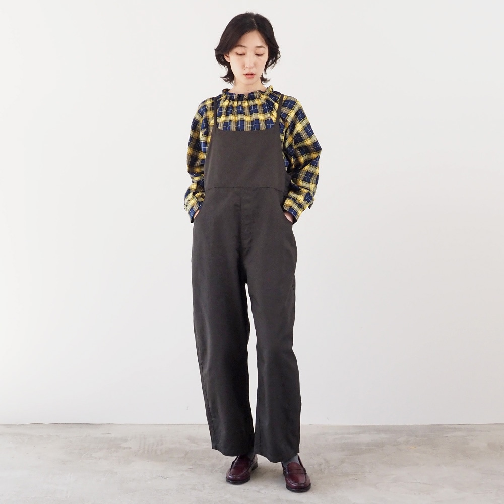 カツラギニューセリサイト ノッポサロペット サロペットを着た女性の正面