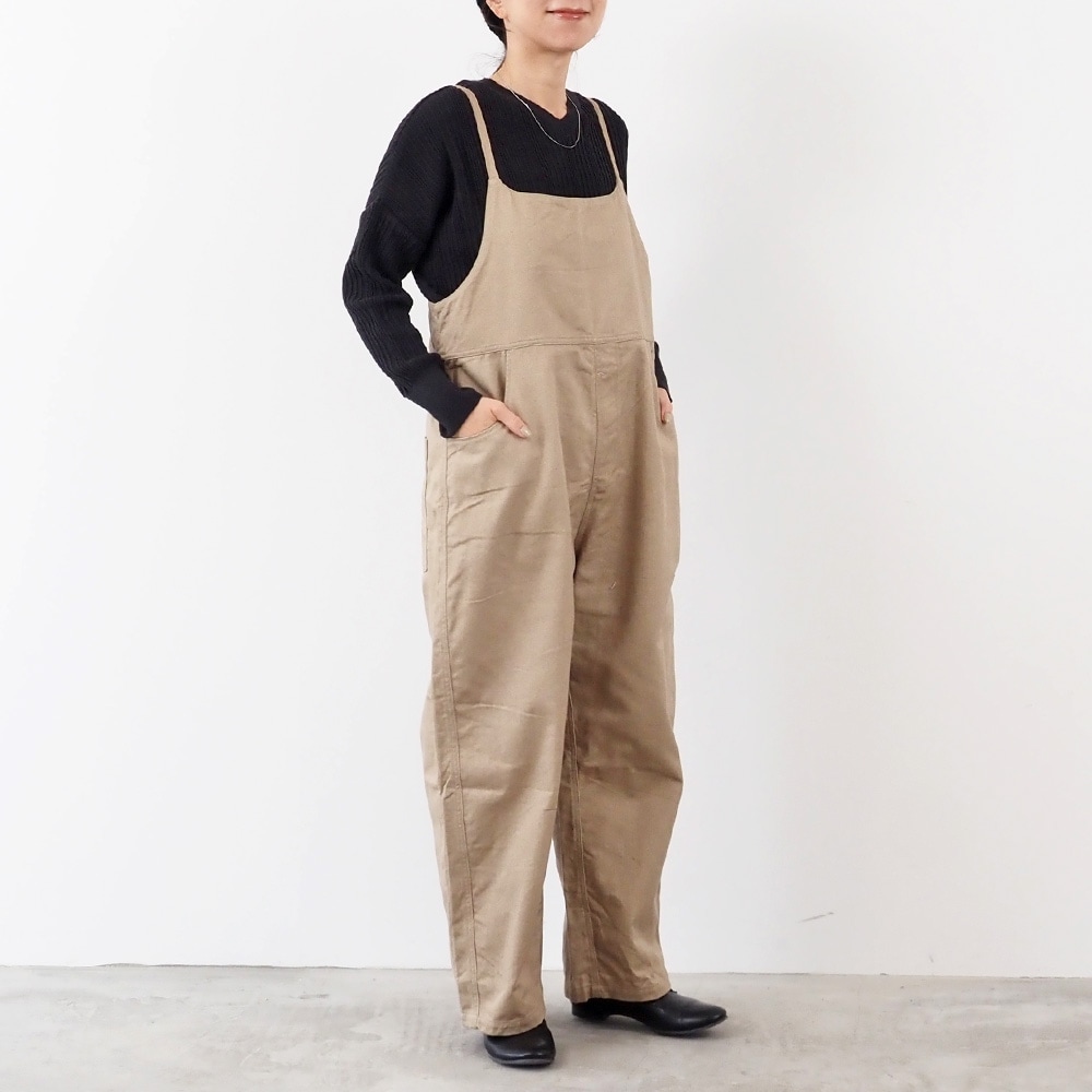 カツラギニューセリサイト ノッポサロペット サロペットを着た女性の全身