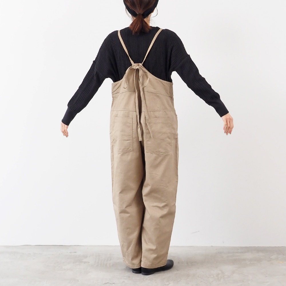 カツラギニューセリサイト ノッポサロペット サロペットを着た女性の全身