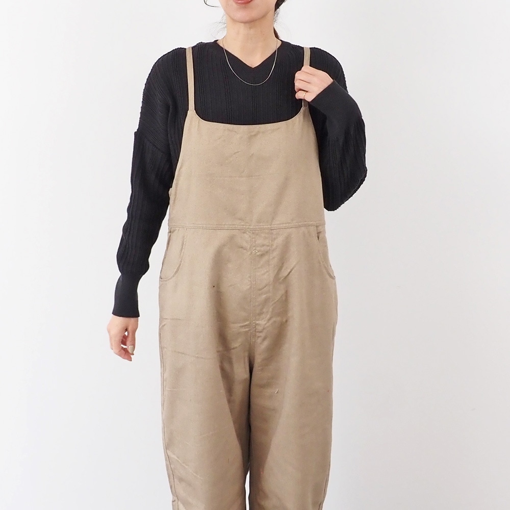 カツラギニューセリサイト ノッポサロペット サロペットを着た女性の全身