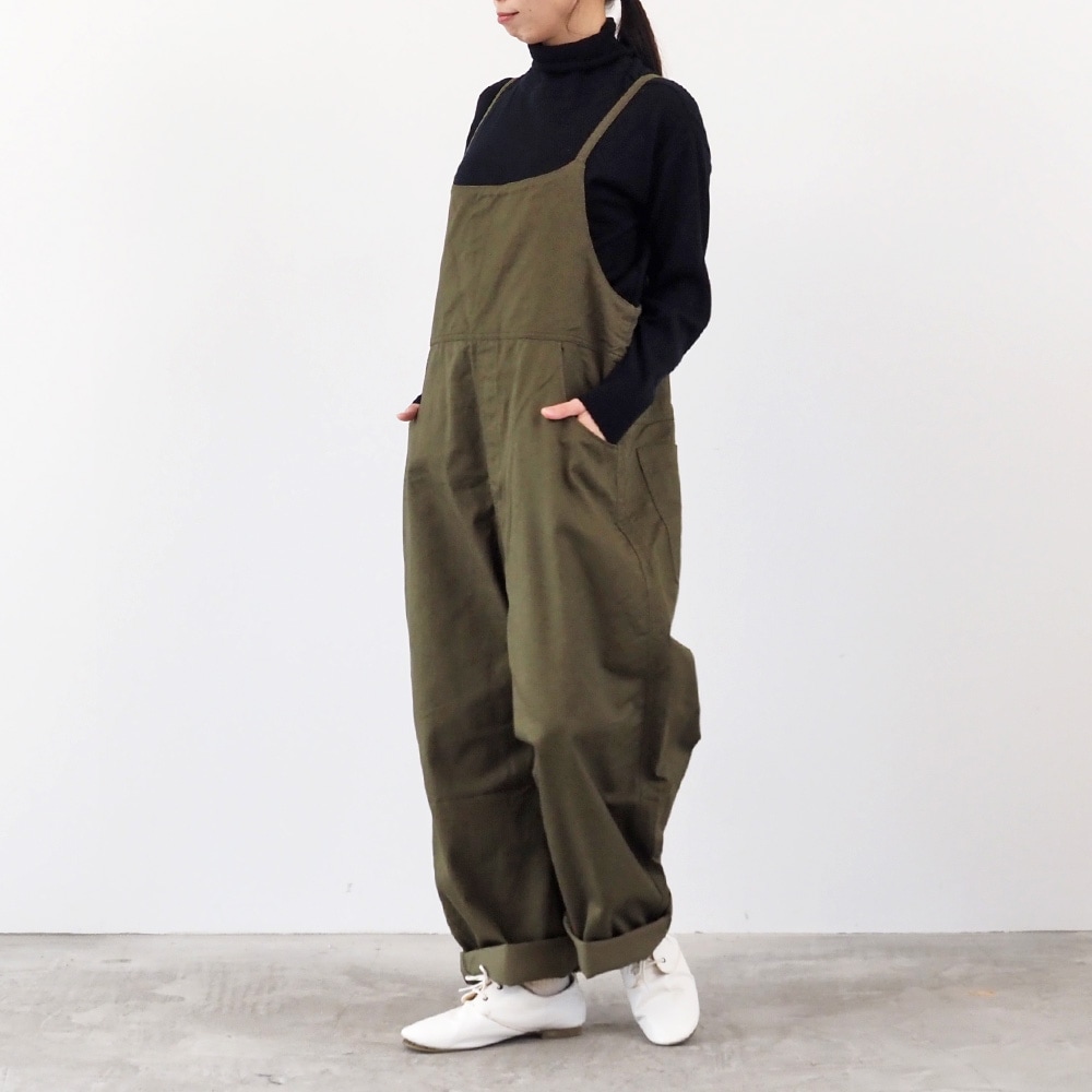 カツラギニューセリサイト ノッポサロペット サロペットを着た女性の全身