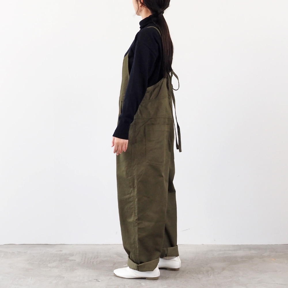 カツラギニューセリサイト ノッポサロペット サロペットを着た女性の全身