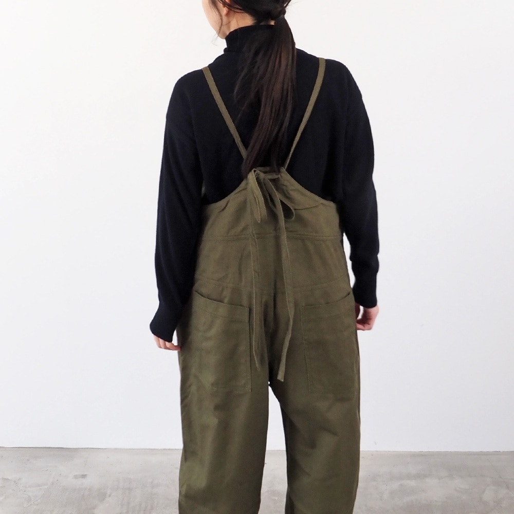 カツラギニューセリサイト ノッポサロペット サロペットを着た女性の全身