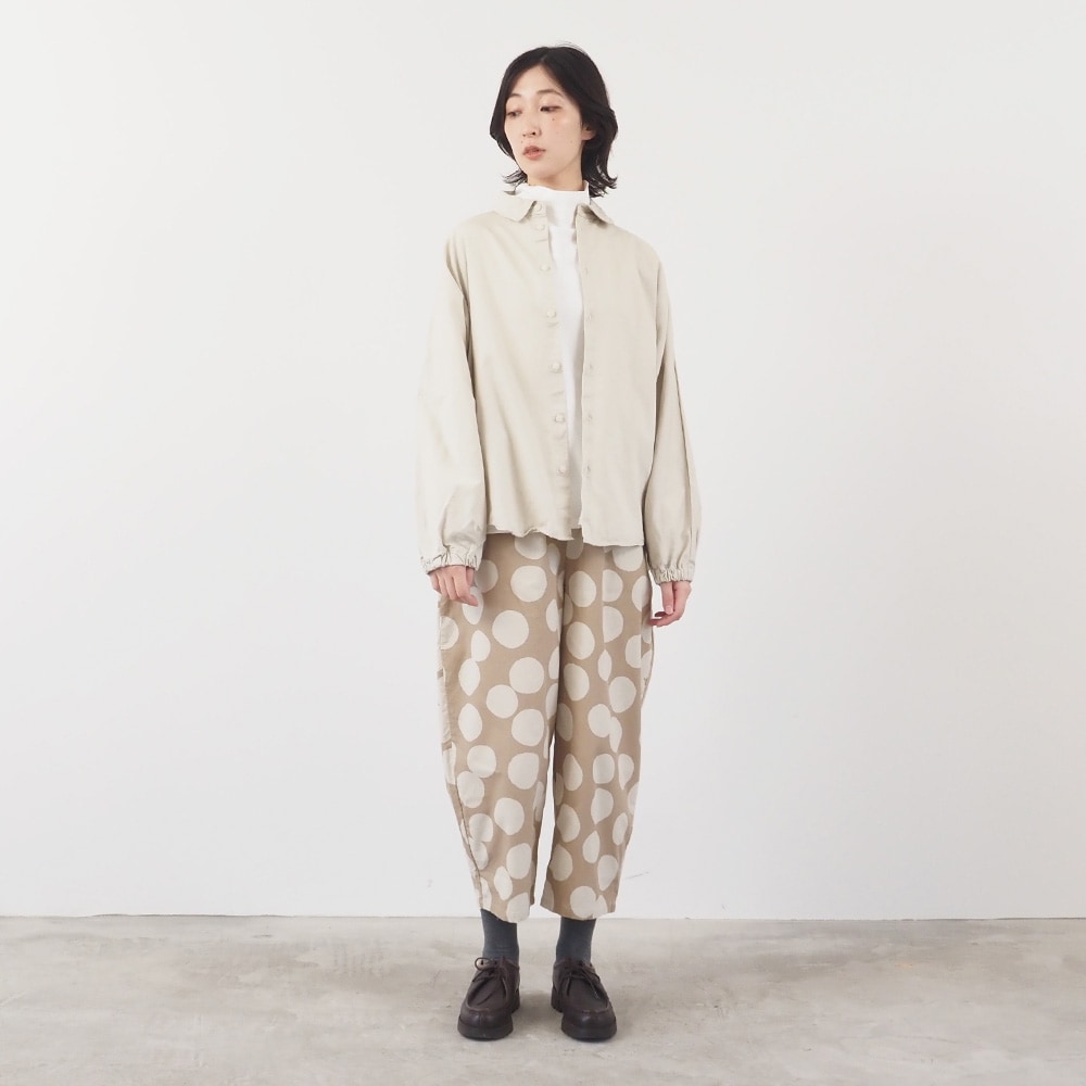 オックス ドルマンシャツ　シャツを着た女性の全身