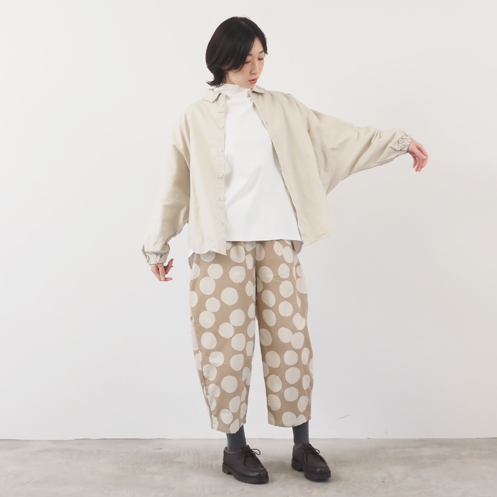 オックス ドルマンシャツ　シャツを着た女性の全身