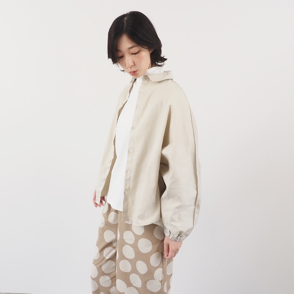 オックス ドルマンシャツ　シャツを着た女性の全身