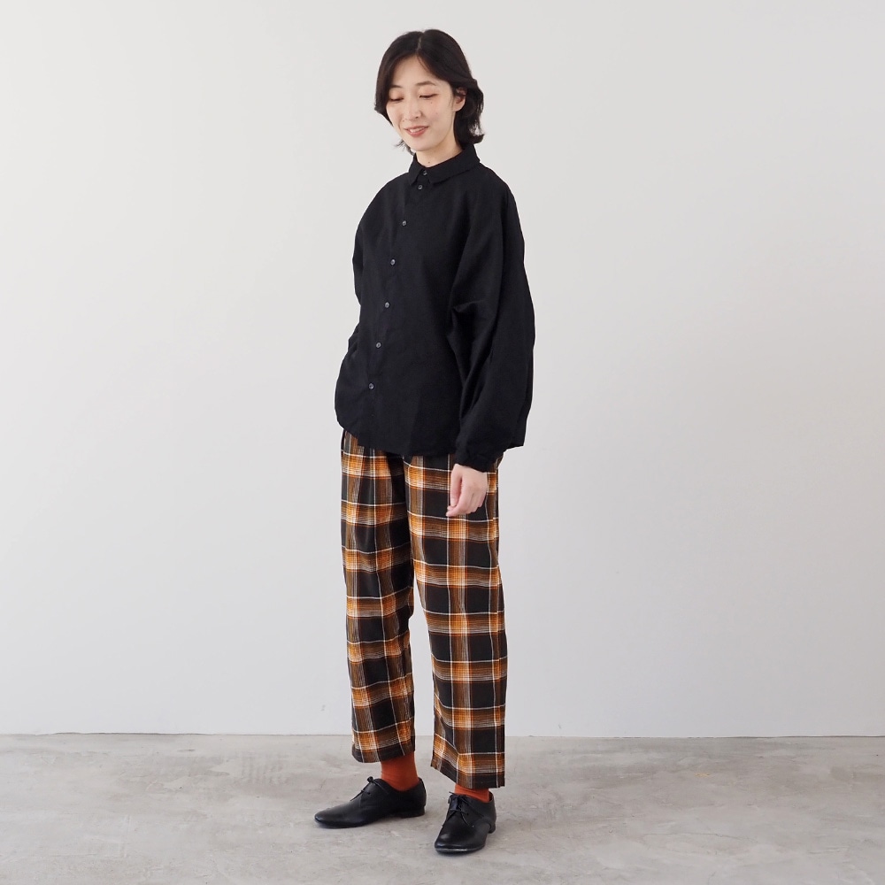 オックス ドルマンシャツ　シャツを着た女性の全身