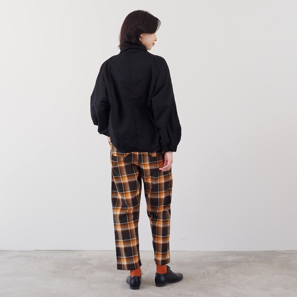 オックス ドルマンシャツ　シャツを着た女性の全身