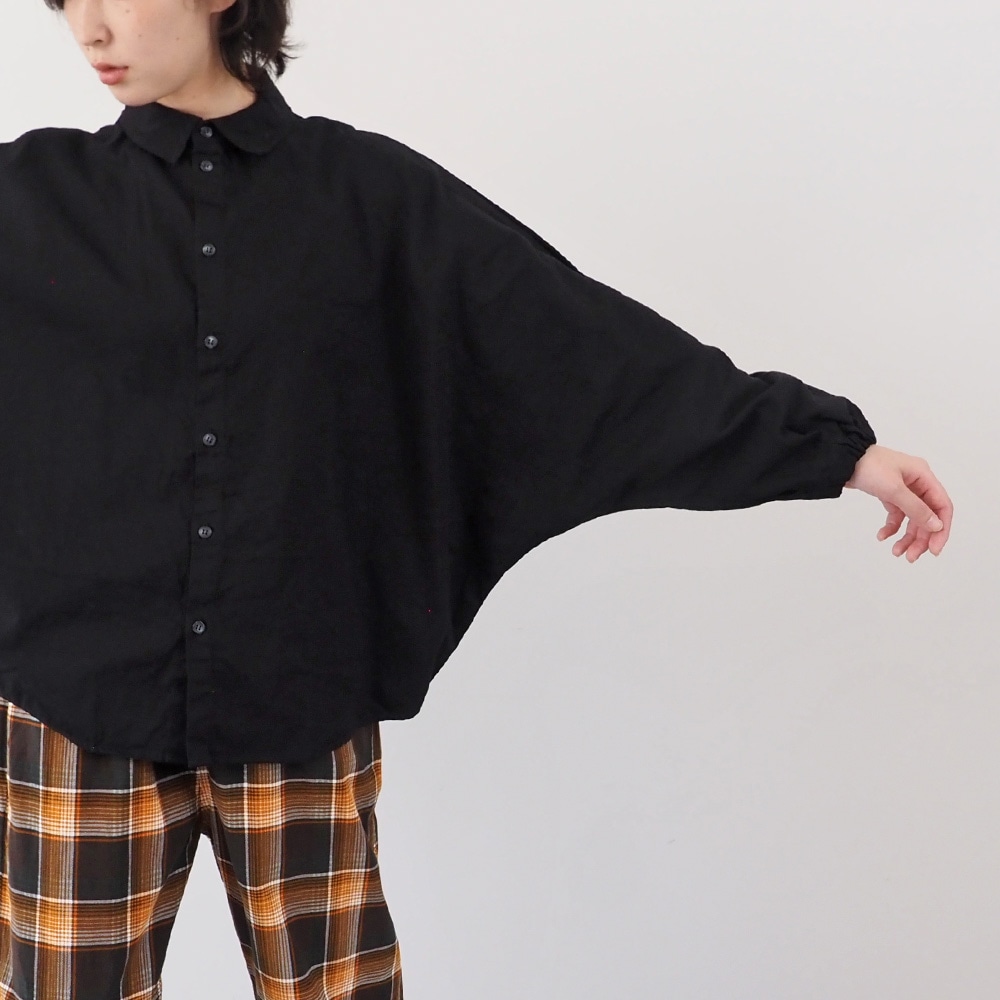 オックス ドルマンシャツ　シャツを着た女性の正面