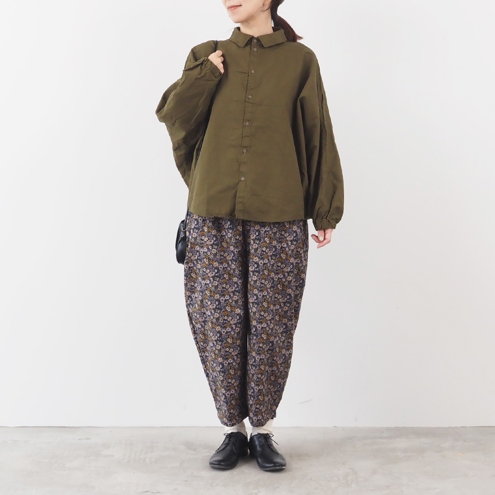 オックス ドルマンシャツ　シャツを着た女性の全身