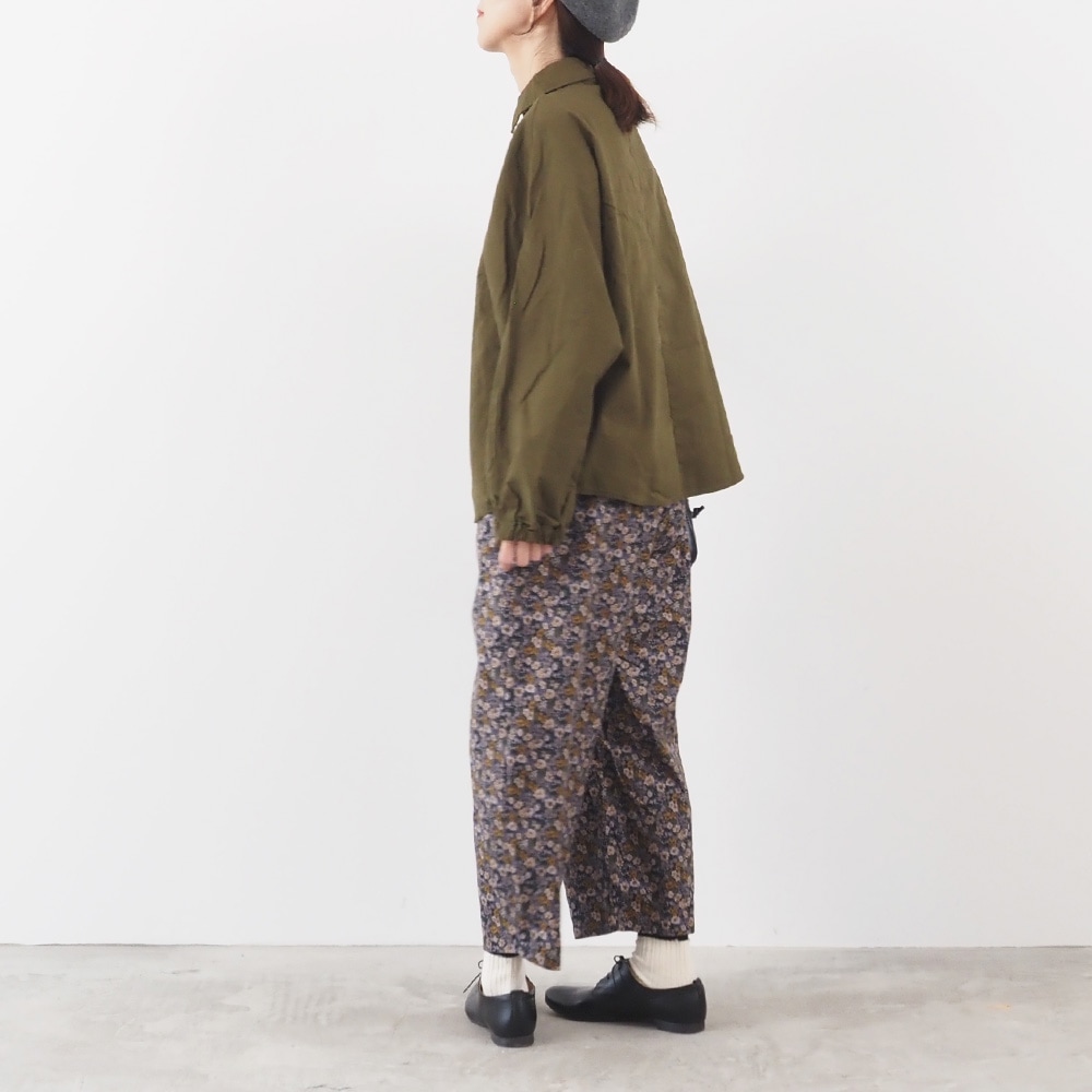 オックス ドルマンシャツ　シャツを着た女性の全身