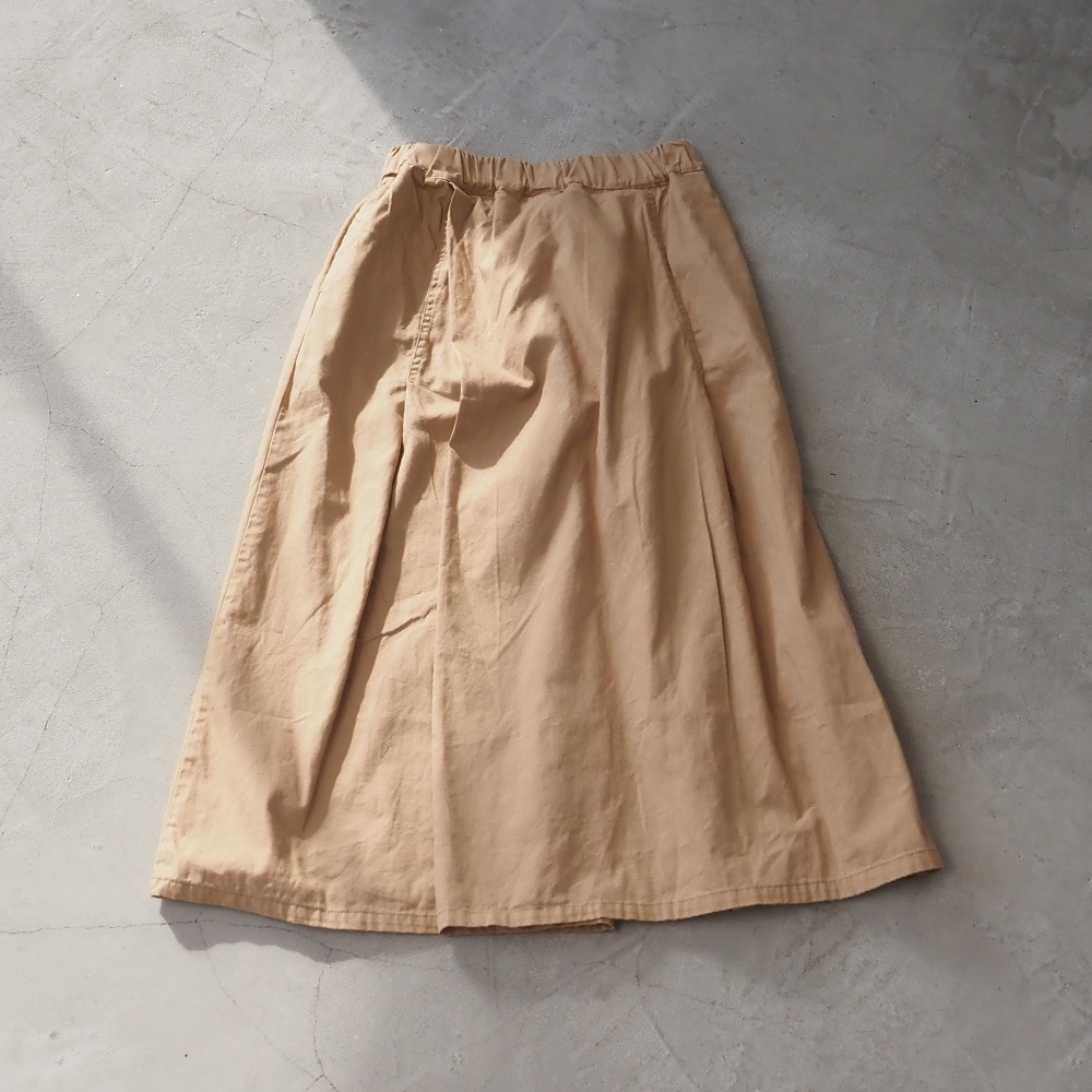 オックス チロルスカート　スカートを着た女性の正面