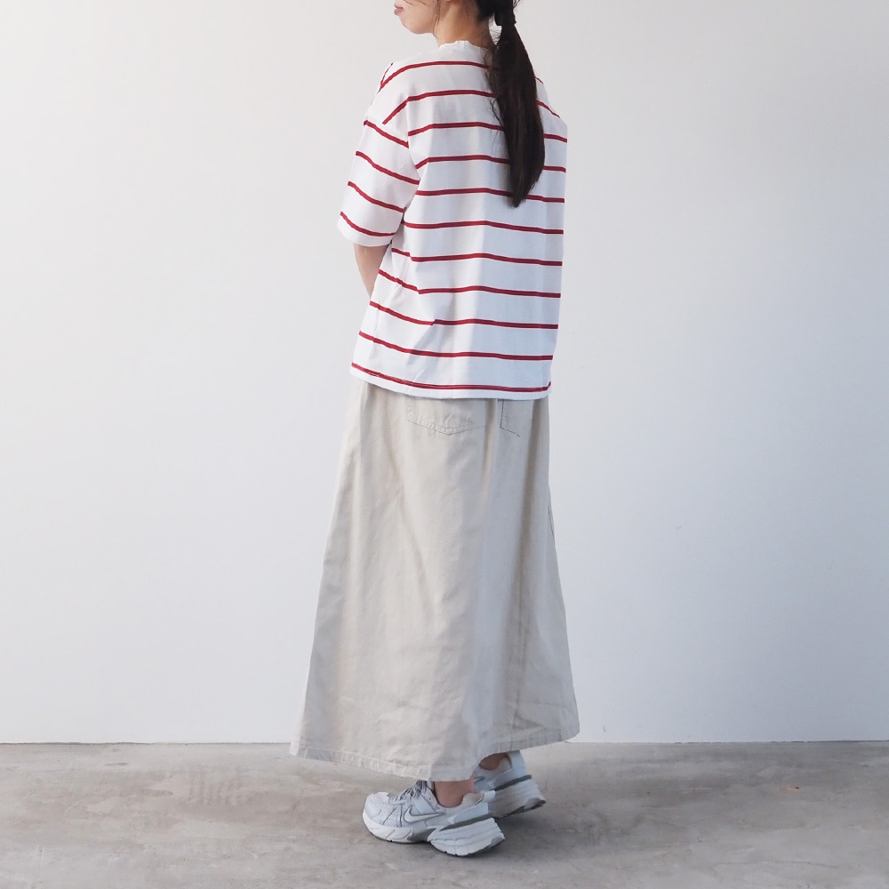 オックス チロルスカート　スカートを着た女性の全身