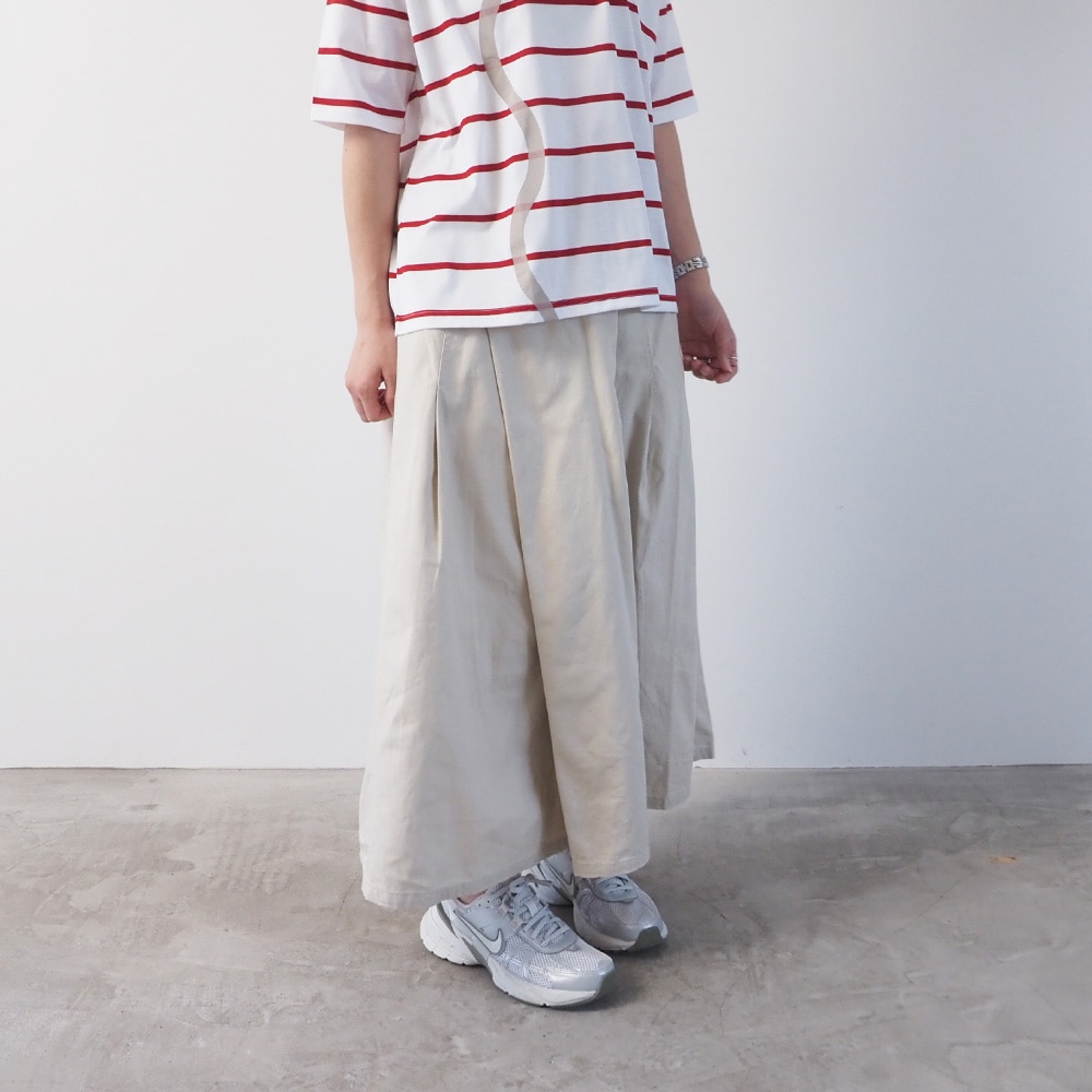 オックス チロルスカート　スカートを着た女性の全身