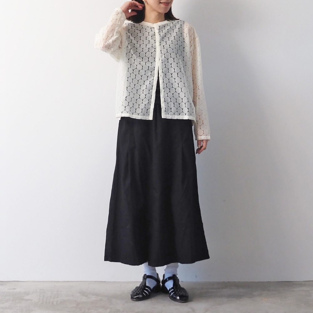 オックス チロルスカート　スカートを着た女性の全身