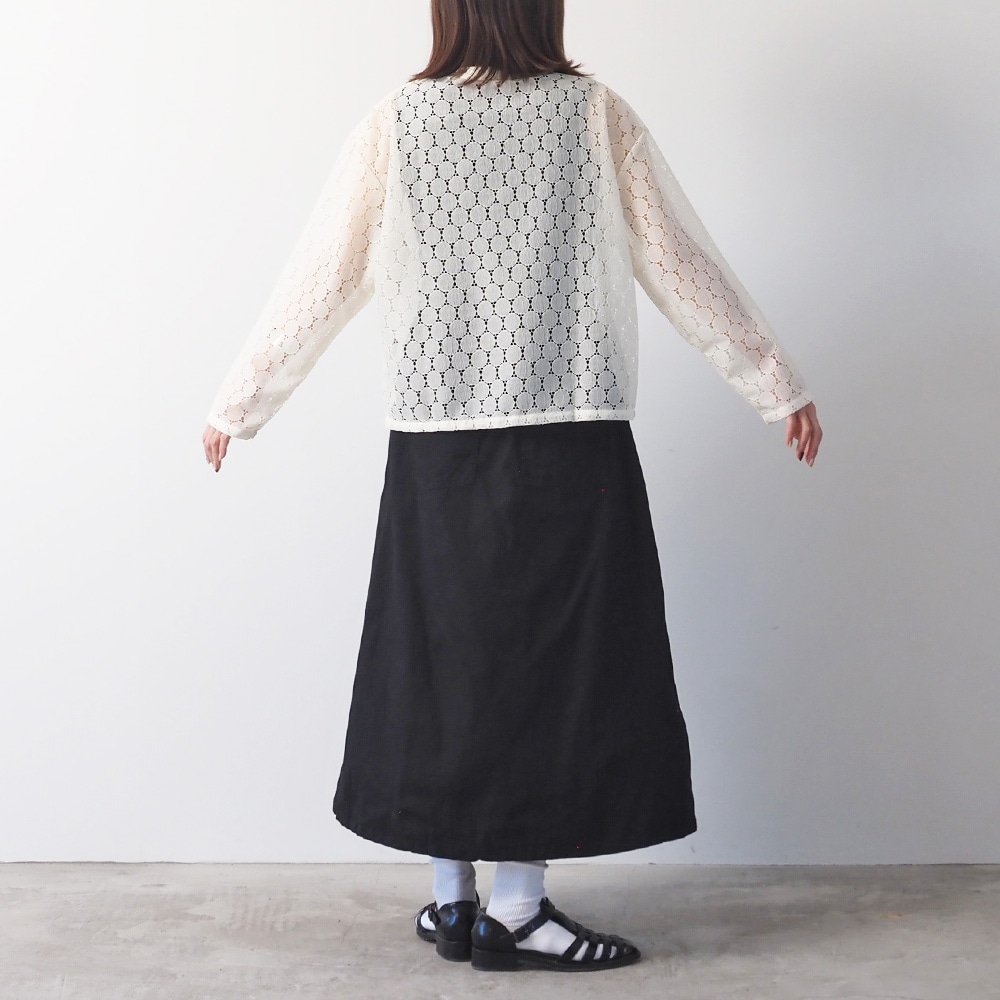 オックス チロルスカート　スカートを着た女性の全身