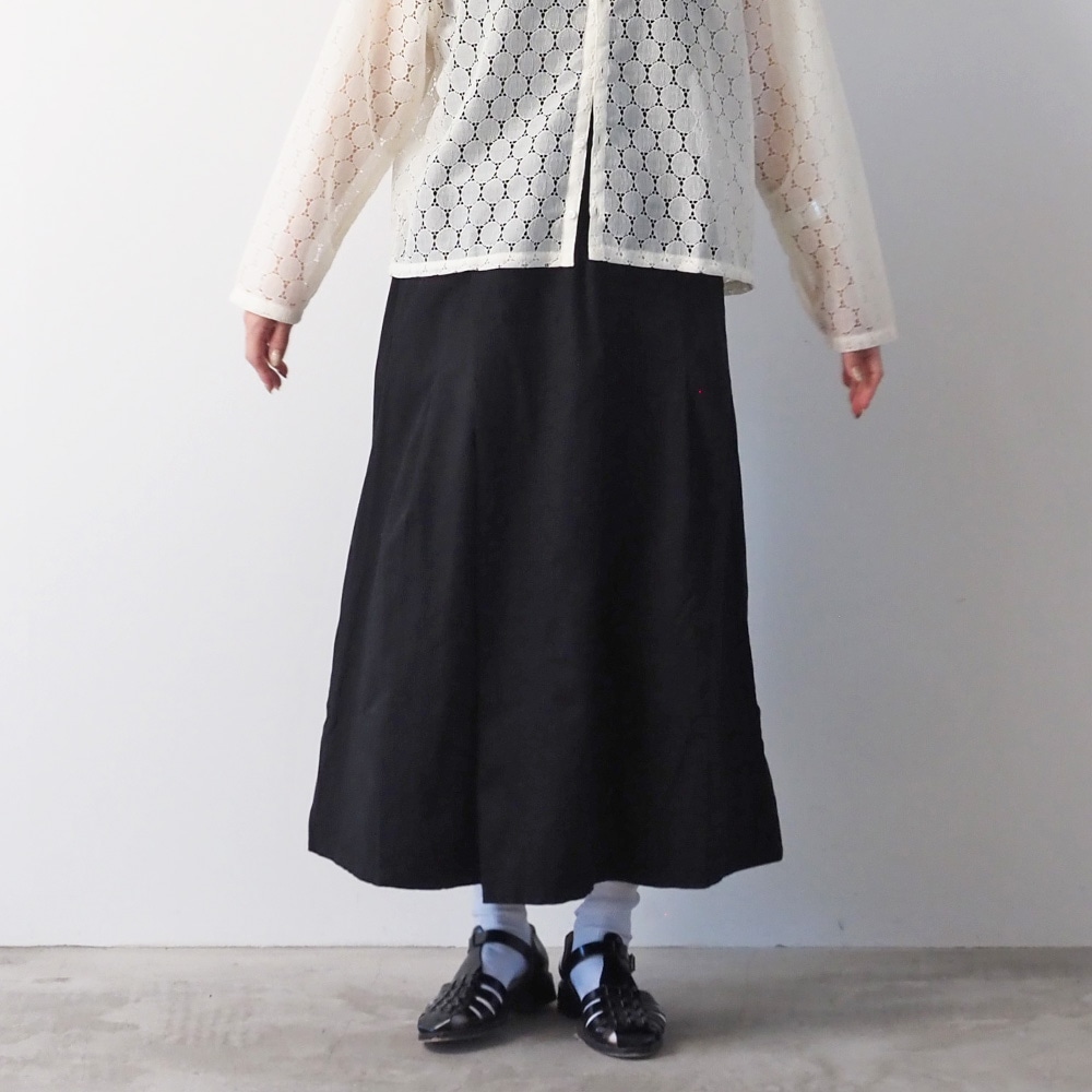 オックス チロルスカート　スカートを着た女性の全身