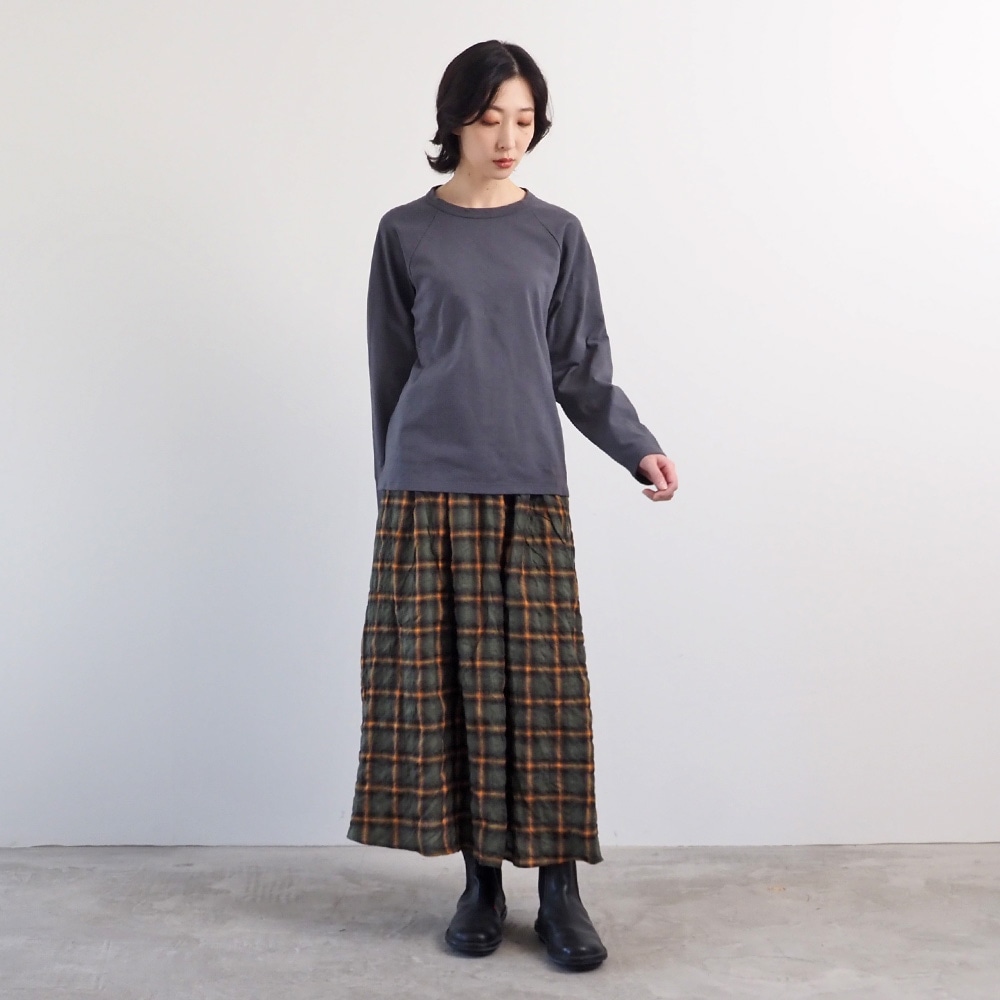 アーミーコットン度詰天竺 ラグランシャツ Tシャツを着た女性の全身