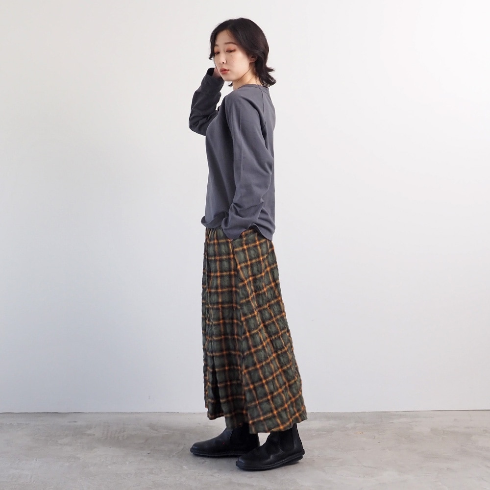 アーミーコットン度詰天竺 ラグランシャツ Tシャツを着た女性の全身