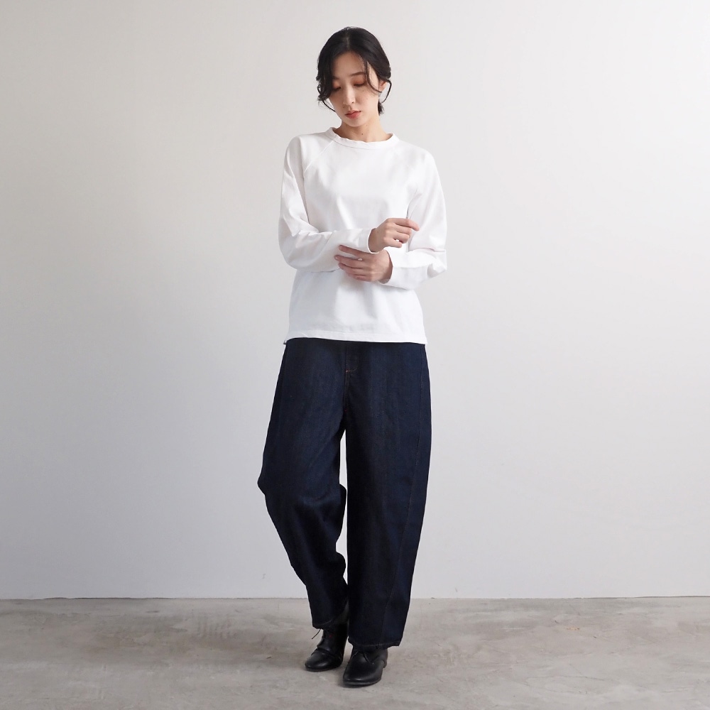 アーミーコットン度詰天竺 ラグランシャツ Tシャツを着た女性の全身