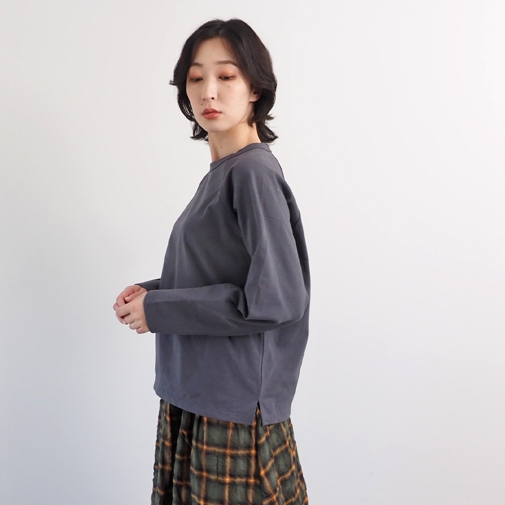 アーミーコットン度詰天竺 ラグランシャツ Tシャツを着た女性の正面